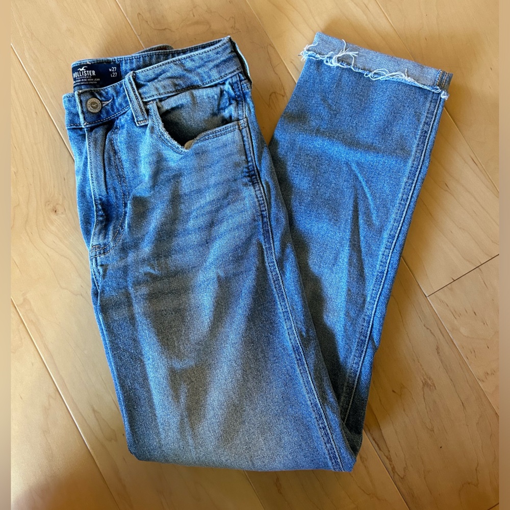 Hollister Ultra High-Rise Mom Jeans